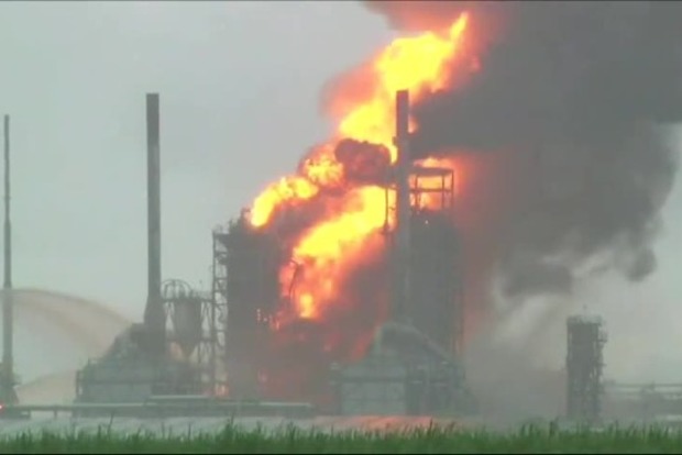 Опубликовано видео масштабного пожара на нефтеперерабатывающем заводе в Новом Орлеане