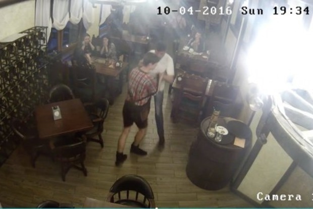 П'яний брат ватажка бойовиків влаштував бійку в барі