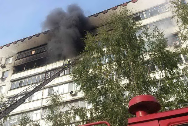 Под Харьковом в девятиэтажке горят три квартиры, пострадал спасатель
