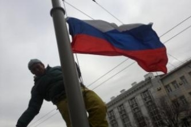 У Севастополі затримано чоловіка, який намагався спалити прапор РФ