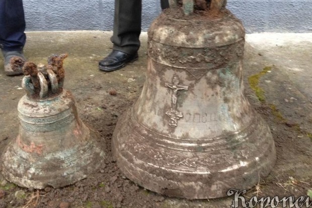 Церковні дзвони, заховані півстоліття назад, випадково відкопали на Тернопільщині