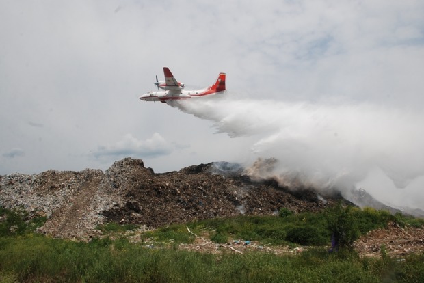 Самолеты сбросили на горящую свалку 216 тонн воды