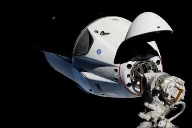 Космічний корабель Crew Dragon успішно пристикувався до МКС