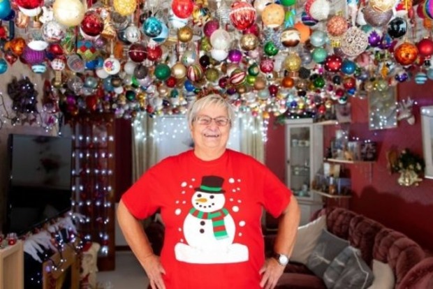 Це треба бачити: пенсіонерка прикрасила будинок 2000 новорічними кулями
