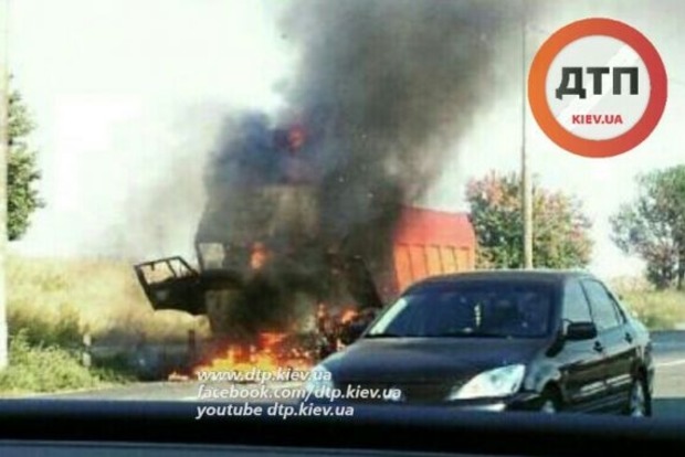 ﻿У Києві на ходу загорілася вантажівка