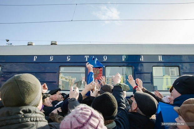 В российском Кирове жители подрались за бесплатные ручки и кепки