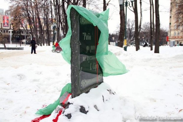 В Харькове демонтировали памятник атаману Ивану Сирко
