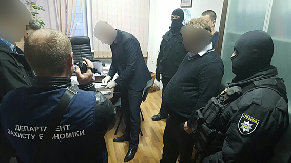взяточники, задержала полиция, 1 млн. грн. 28 февраля, 10 злоумышленников