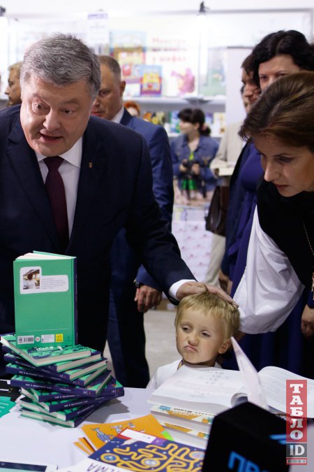 порошенко, мальчик, книжний арсенал, книги, шутка, смешное фото