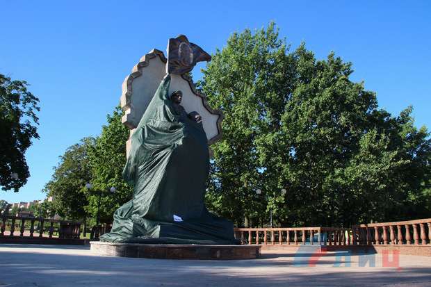 памятник, монумент, скульптура, ДНР, ЛНР, Донбасс, террористы, Россия, Луганск, взрыв