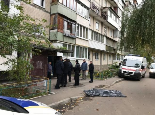 Киев, Оболонь, самоубийство, мужчина выпрыгнул из шестого этажа, покончил жизнь самоубийством, питался энергией Солнца, обливался водой из бювета, умер необычный житель Оболони