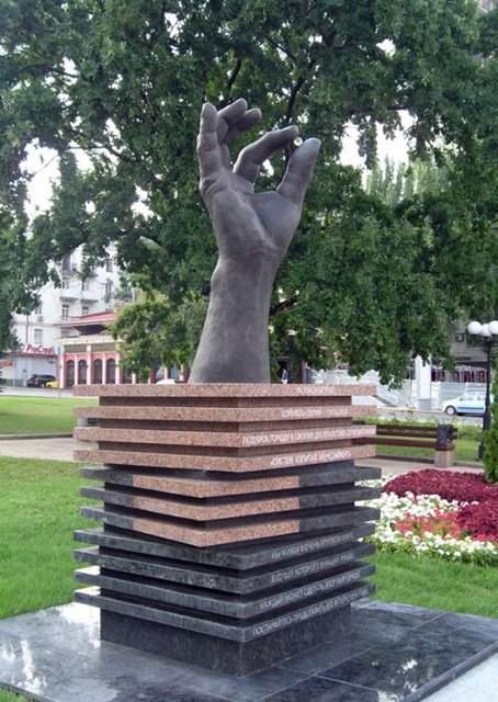 В перспективе, скульптура, Донецк, украл