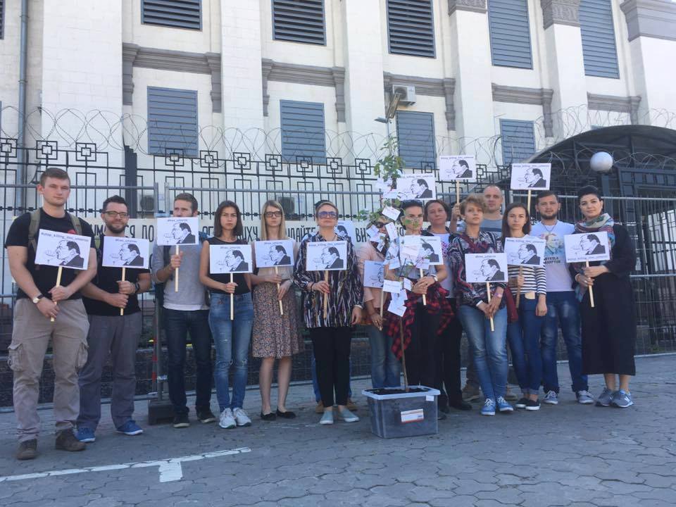 Митинг под посольством РФ в Киеве