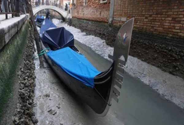 Венеція, обміліли канали, гондольєри, туристи