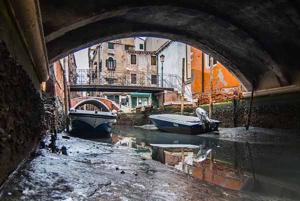 Венеция, обмелели каналы, гондольеры, туристы