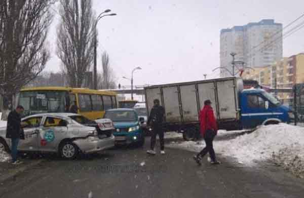 ДТП в Киеве, маршрутка, такси, скоростной трамвай, пробка