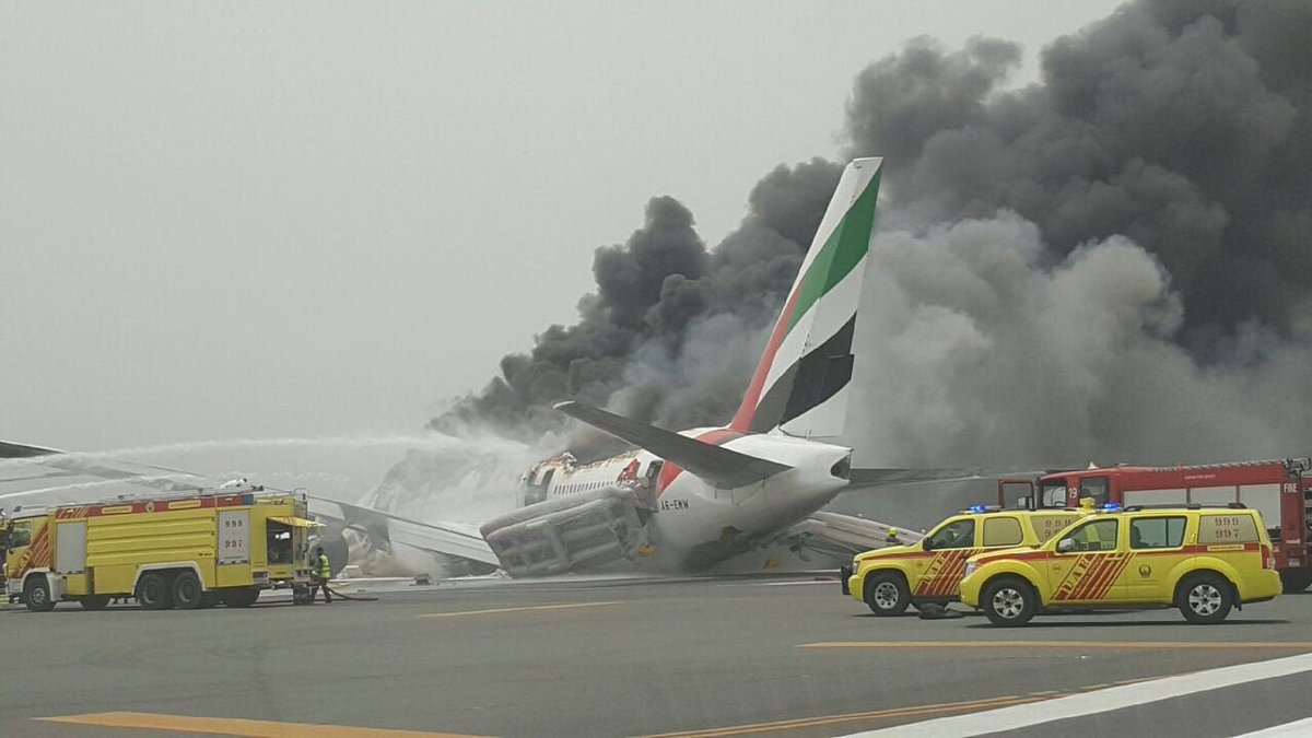 Самолет в аэропорту Дубая