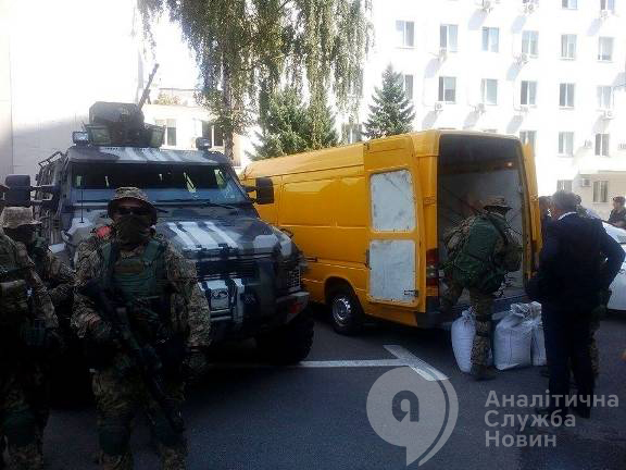 В Киев привезли изъятые в Ровенской области 2,5 тонны янтаря, фото 4