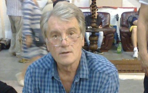 Виктор Ющенко на столичном блошином рынке