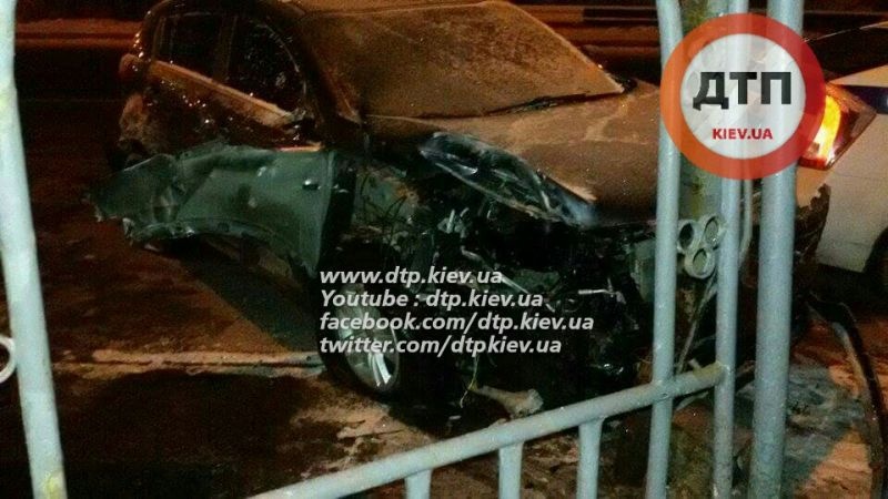 В Киеве пьяный водитель врезался в остановку