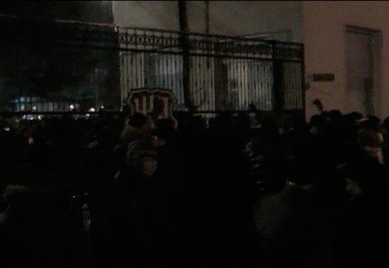 Под Житомирской кондитерской фабрикой задержали 130 человек, фото с места событий