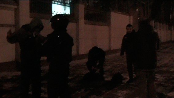 Под Житомирской кондитерской фабрикой задержали 130 человек, фото с места событий