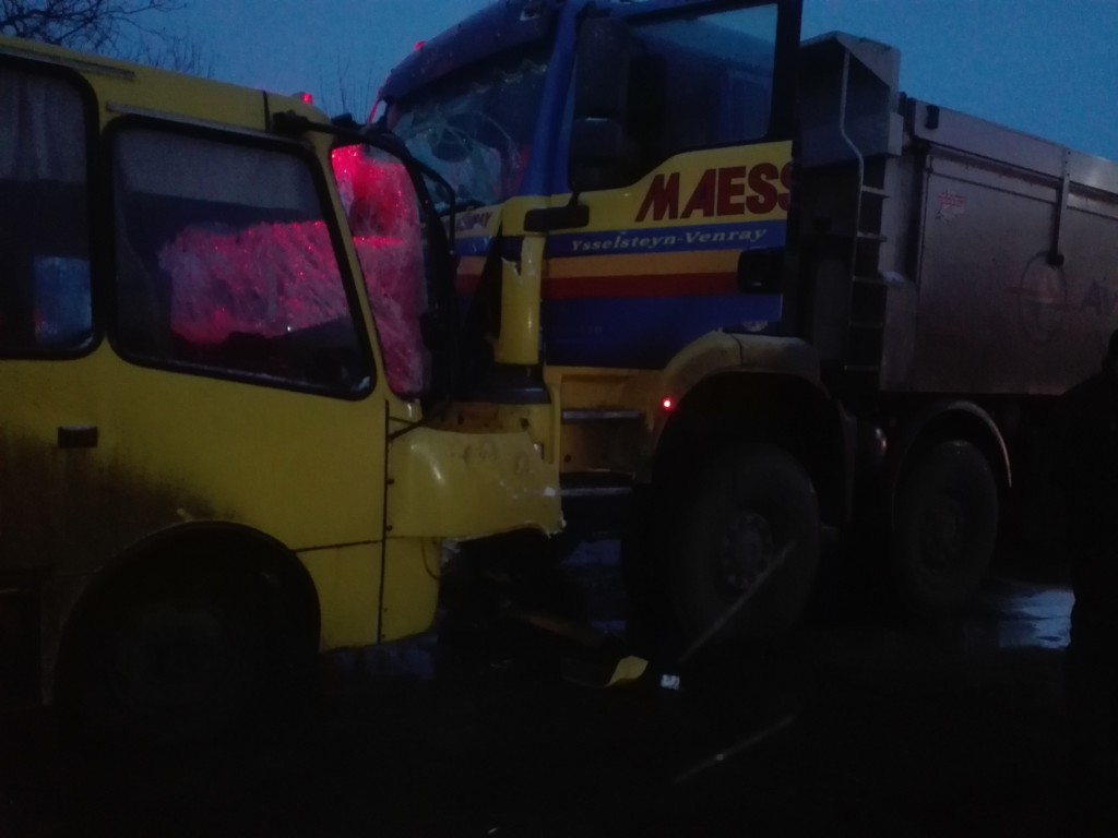 В Киевской области грузовик врезался в маршрутку: пятеро пострадавших