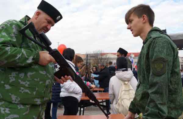 Крым, дети, автоматы, день народного единства