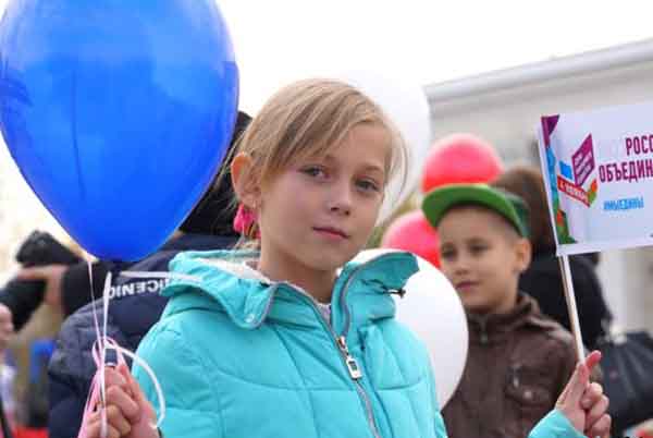 Крым, дети, автоматы, день народного единства
