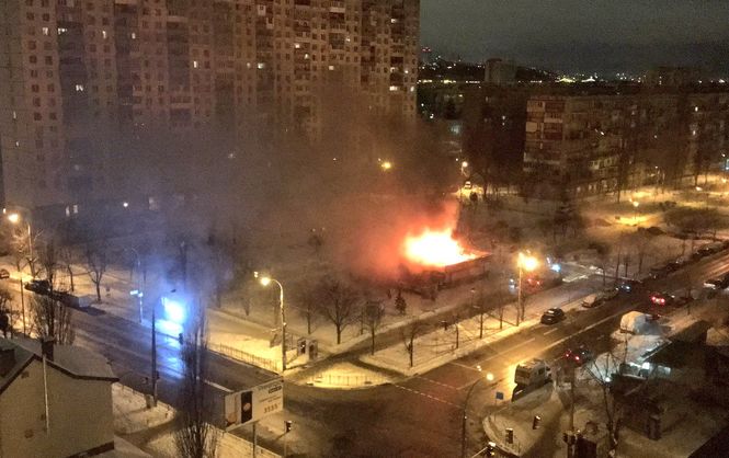 В Киеве ночью на Березняках горело кафе