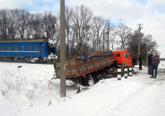 В Хмельницкой области столкнулись пассажирский поезд и КамАЗ