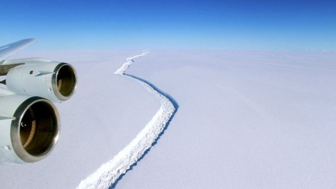 От Антарктиды скоро отколется огромный айсберг
