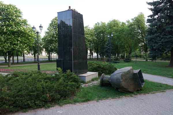 Бюст Жукова в Харкові, закон про декомунізацію, реєстр монументального мистецтва