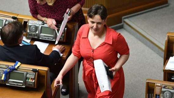 Савченко, червона сукня, халат,