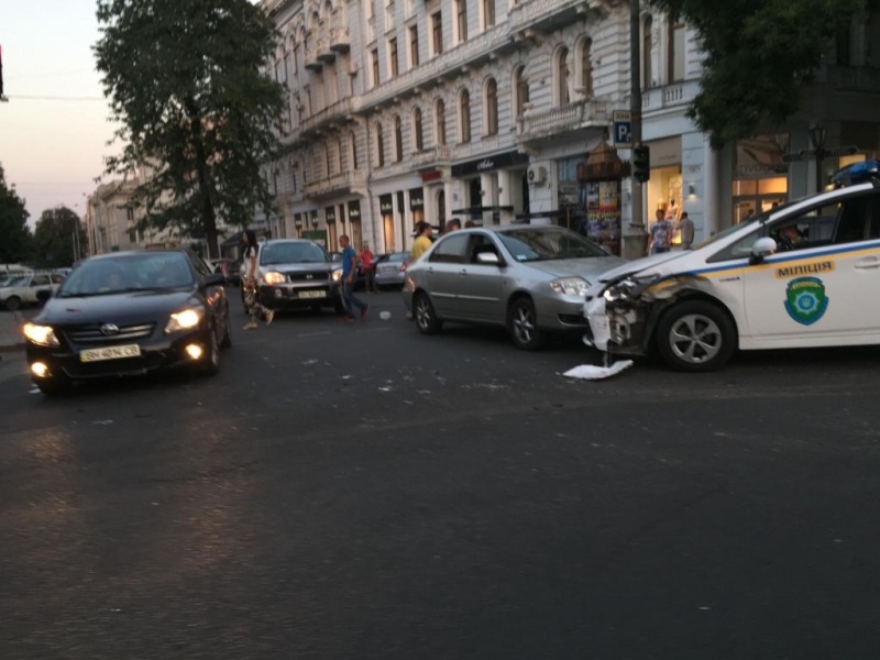 В Одесі сталося ДТП за участю патрульної машини міліції