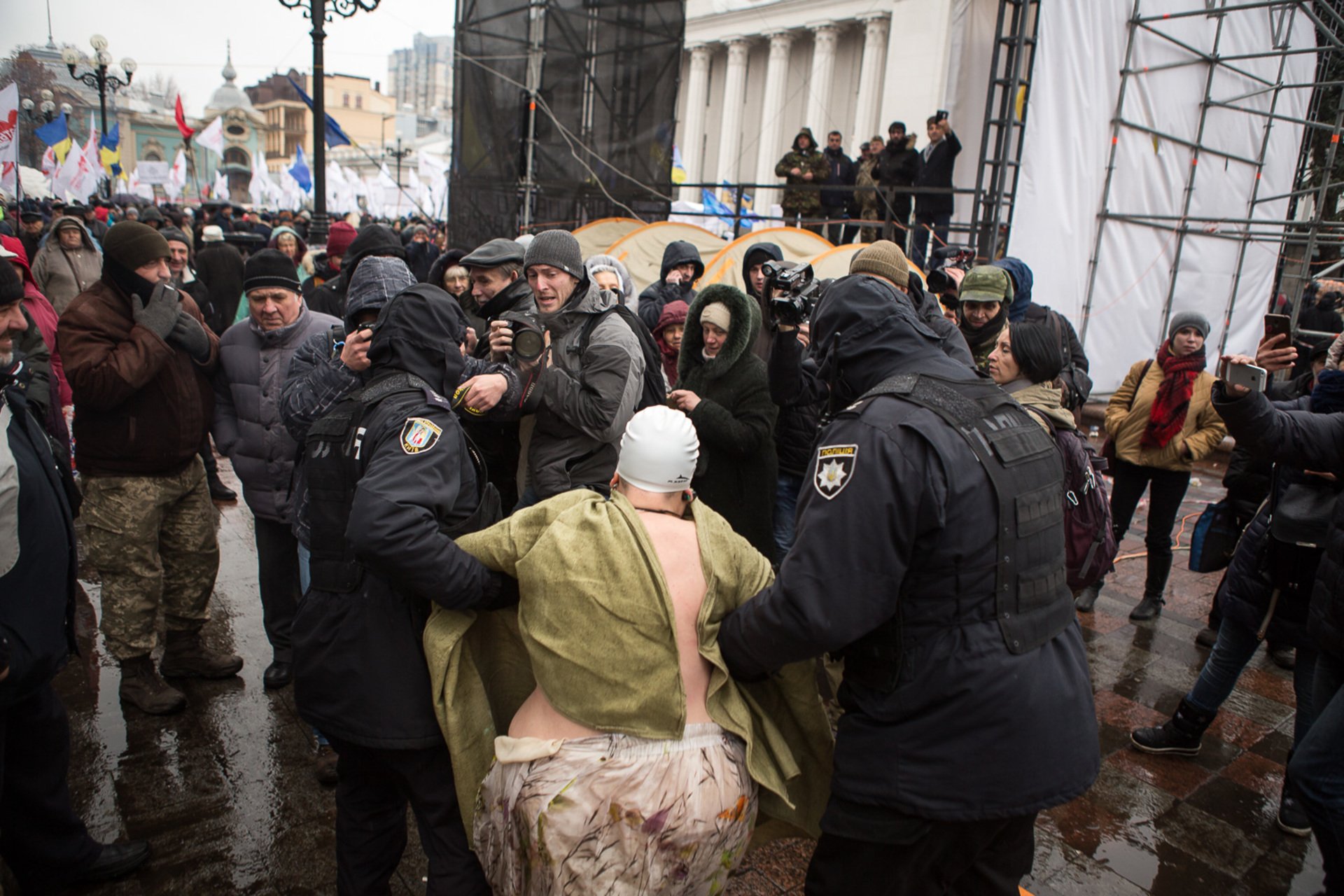 Femen, Верховна Рада, активістка, акція протесту, Петро Порошенко, Михайло Саакашвілі, політика, будівля, наметове містечко