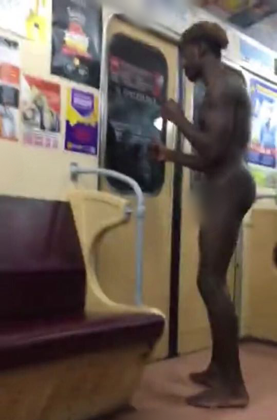 нагота, африканец, негр в метро, голый негр