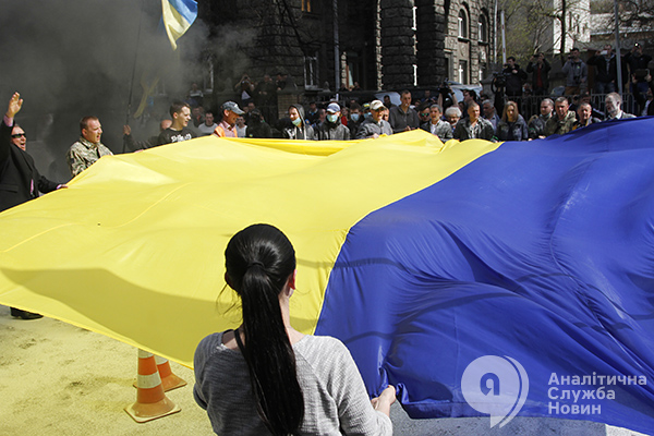 Жгли шины возле АП. Запахло Майданом. АСН. Новости Украины asn.in.ua