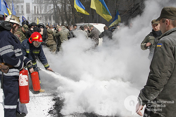 Жгли шины возле АП. Запахло Майданом. АСН. Новости Украины asn.in.ua