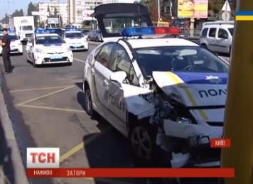 У Києві машина поліції врізалася в маршрутку