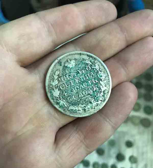 У Києві в знесеному будинку знайшли стародавній скарб