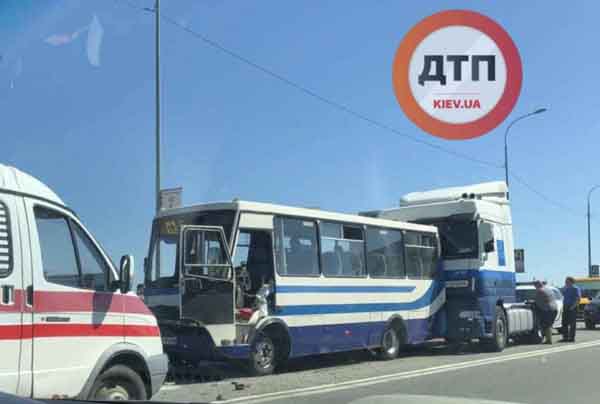 ДТП в Киеве, Ирпень, фура, автобус, травмы