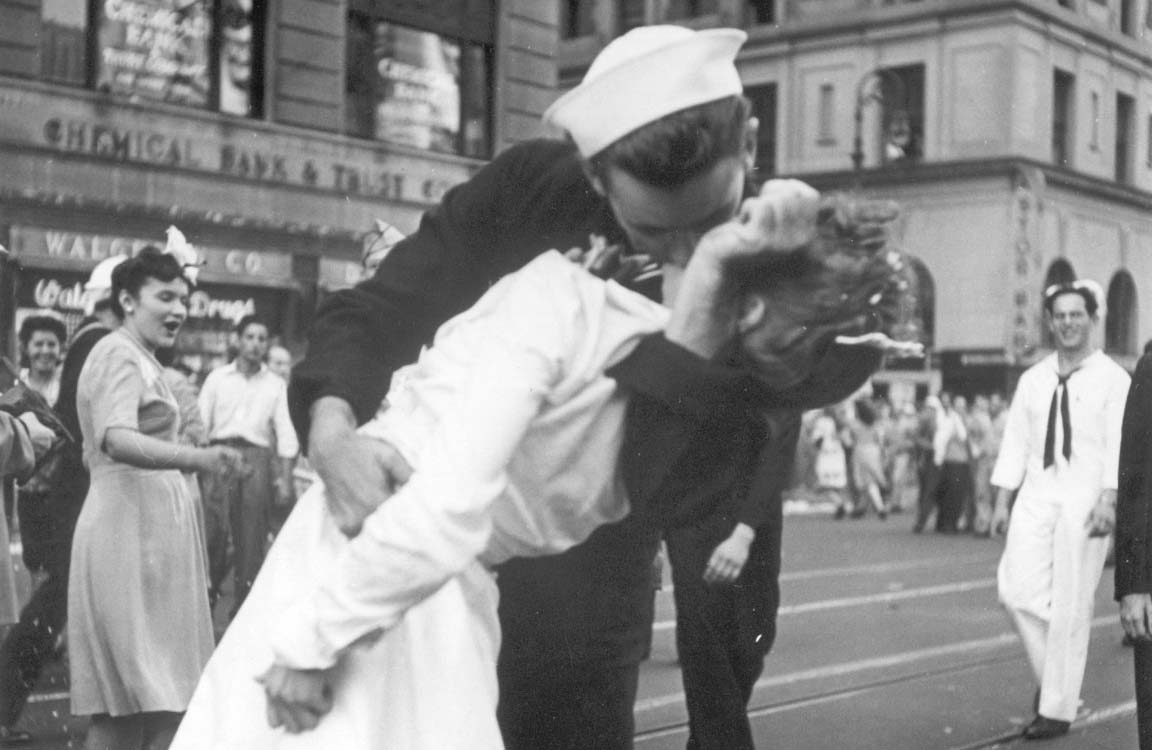 День победы над Японией на Таймс-сквер, Грета Цимер Фридман