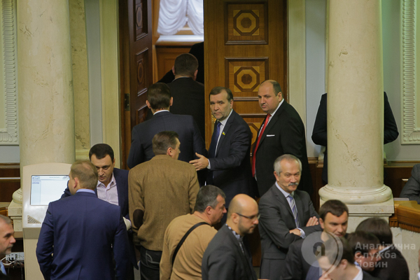 часть депутатов от Блока Петра Порошенко решила выйти из зала в знак протеста