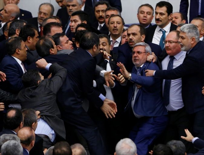 Реджеп Ердоган, бійка, Парламент