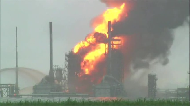 Пожар на нефтеперерабатывающем заводе в Новом Орлеане