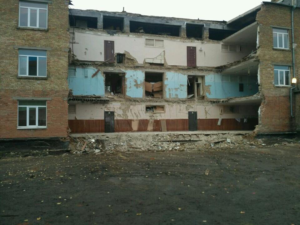 Спасатели разобрали завалы в школе в Василькове