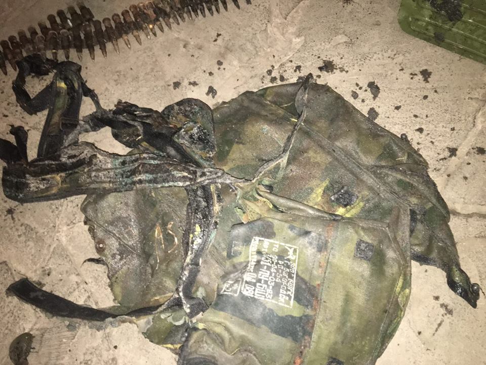 На Донбассе в «серой зоне» обнаружили обгоревший ранец российского десантника 
