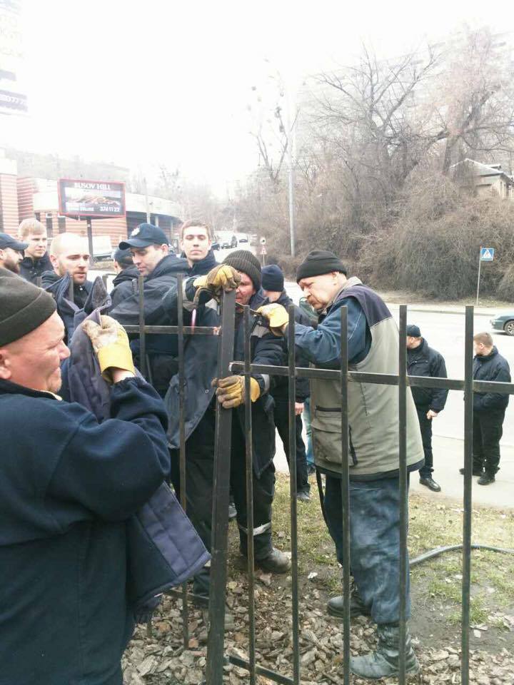 Полиция демонтирует забор на улице Дружбы Народов
