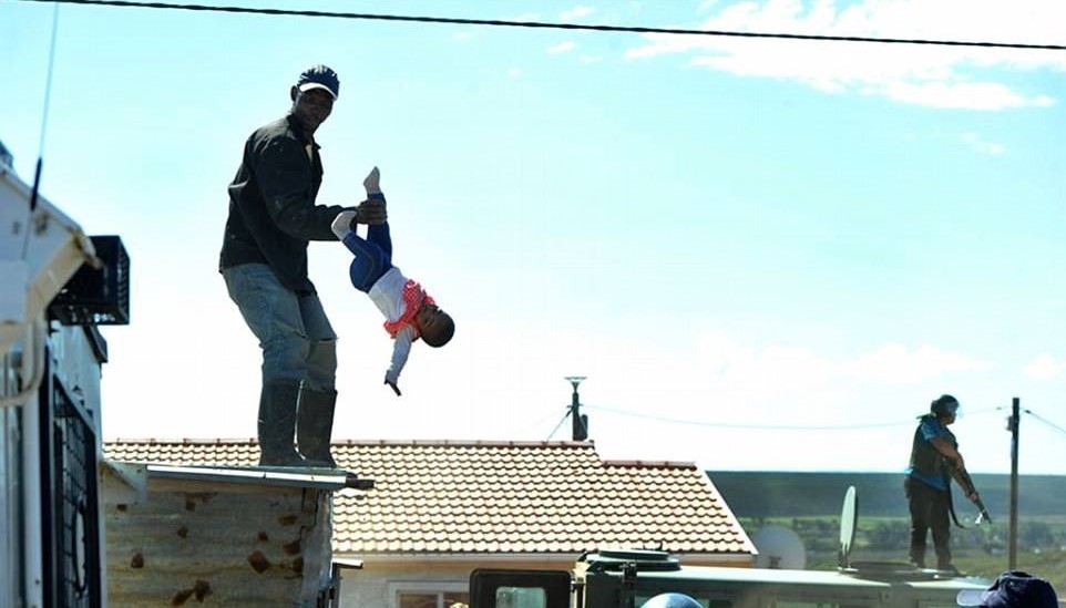 крыша, мужчина, ребенок, полиция, Порт-Элизабет
